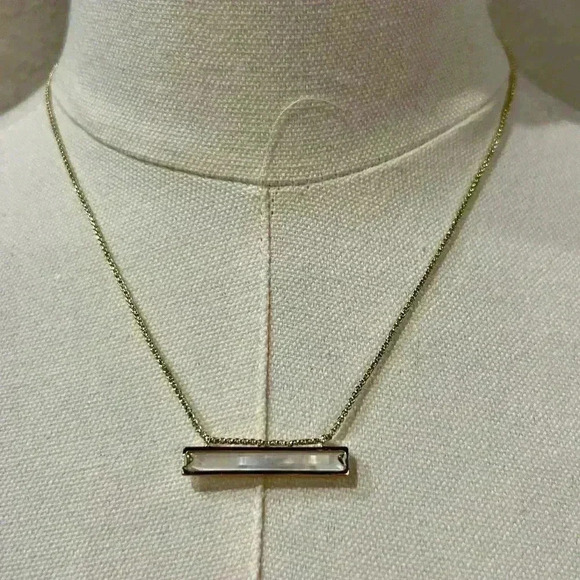 KENDRA SCOTT Leanor Gold Short Pendant Necklace in Pearl - Picture 3 of 4